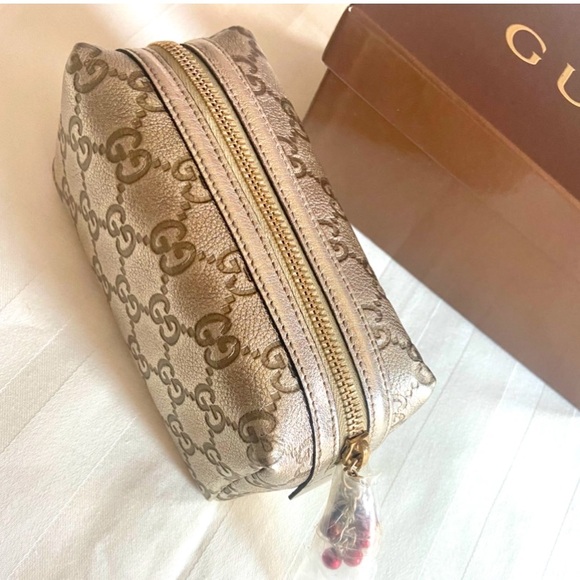 GUCCI toiletry bag, luxurious metallic leather 
Perfect gift for you or gifting - Picture 3 of 14